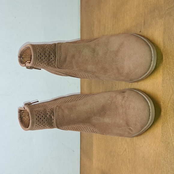 Universal Thread Crissy Microsuede Laser Cut Heeled Booties Taupe Women's Size 8 - Picture 2 of 6